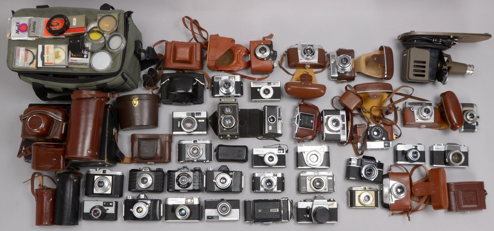 Sammlung analoger Kameras, versch. Hersteller/Ausf.; dazu Diaprojektor, u.a.