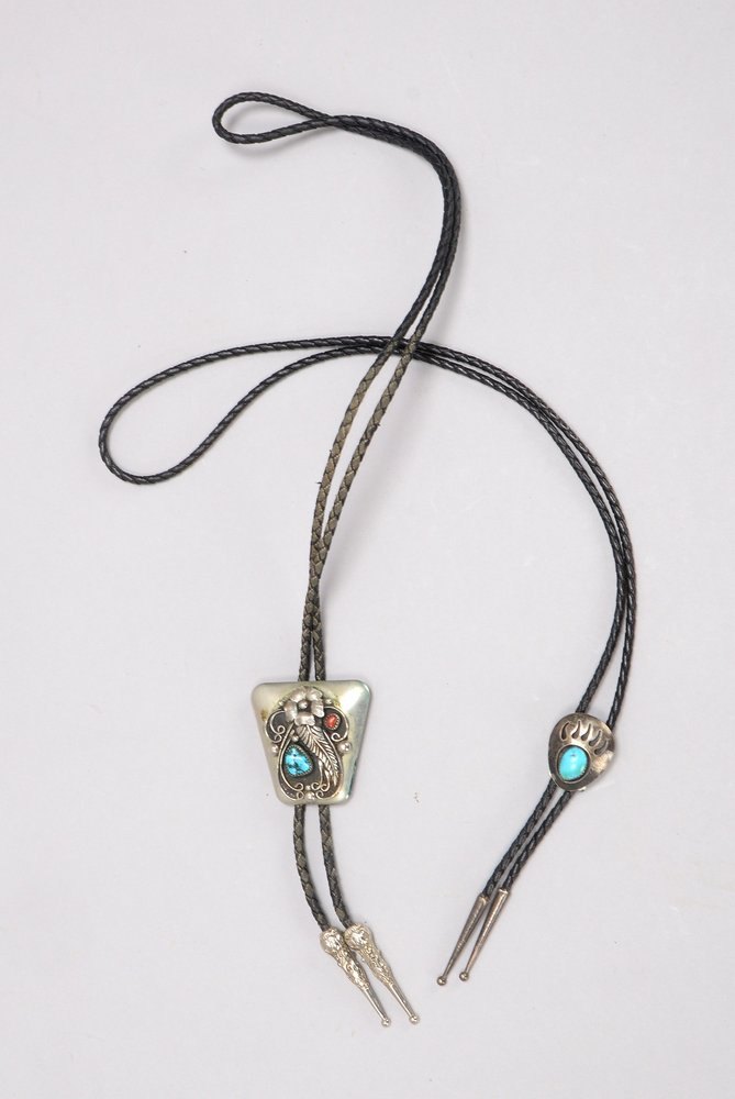 2 original Westernkrawatten (Texas/USA), 'Bolo Ties' - geflochtenes Lederband jeweils mit Schmuckste