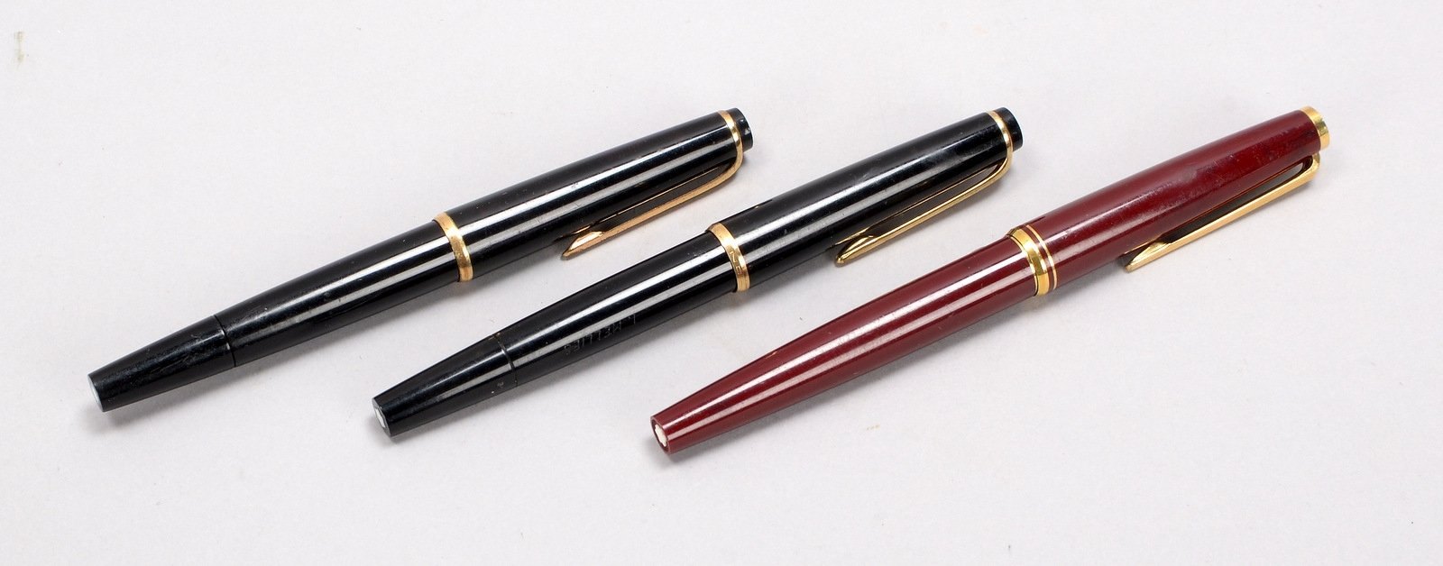 Sammler-Schreibwerkzeuge, Montblanc, 3x Füllfederhalter: 'MB 31', 'MB 32', und weiterer