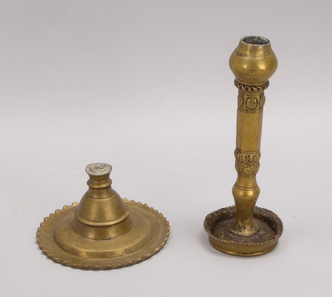 Kerzenleuchter und Leuchtersockel, Bronze, mit Reliefdekor; Höhe Leuchter 25 cm