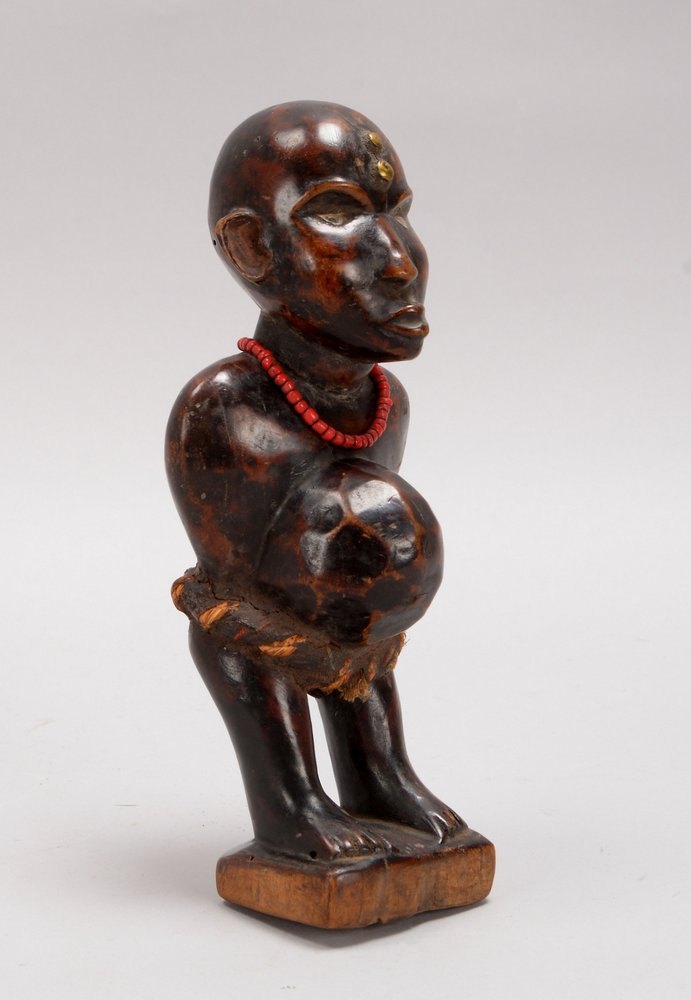 Holzskulptur (Kamerun), 'Mann mit markantem Bauch' - mit Hals-/Stirnschmuck