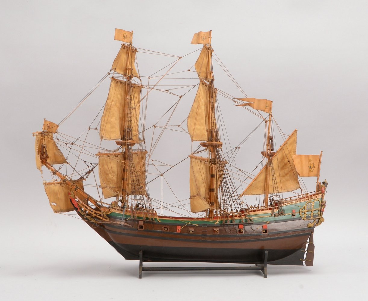 Schiffsmodell, 'Santa Maria' (Flaggschiff des Columbus), Holz; Maße ca. 54 x 64 x 16 cm
