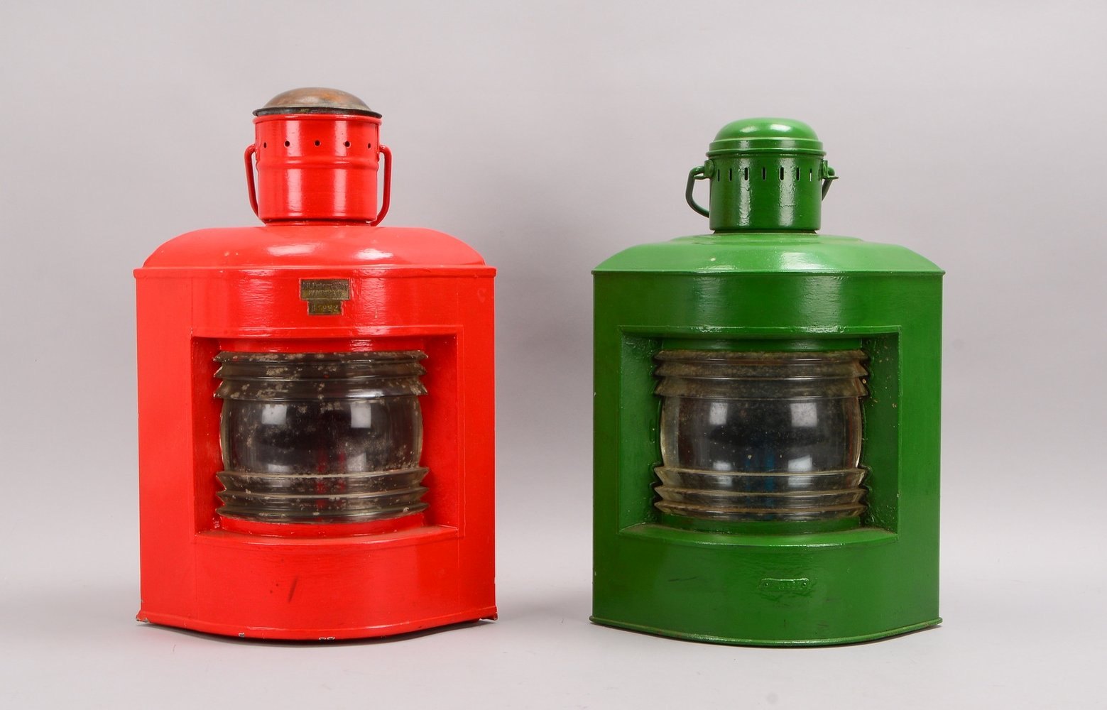 2 Sammler-Eisenbahnerlampen: 1x grün gefasst, Höhe 47 cm; 1x rot gef., Höhe 51 cm