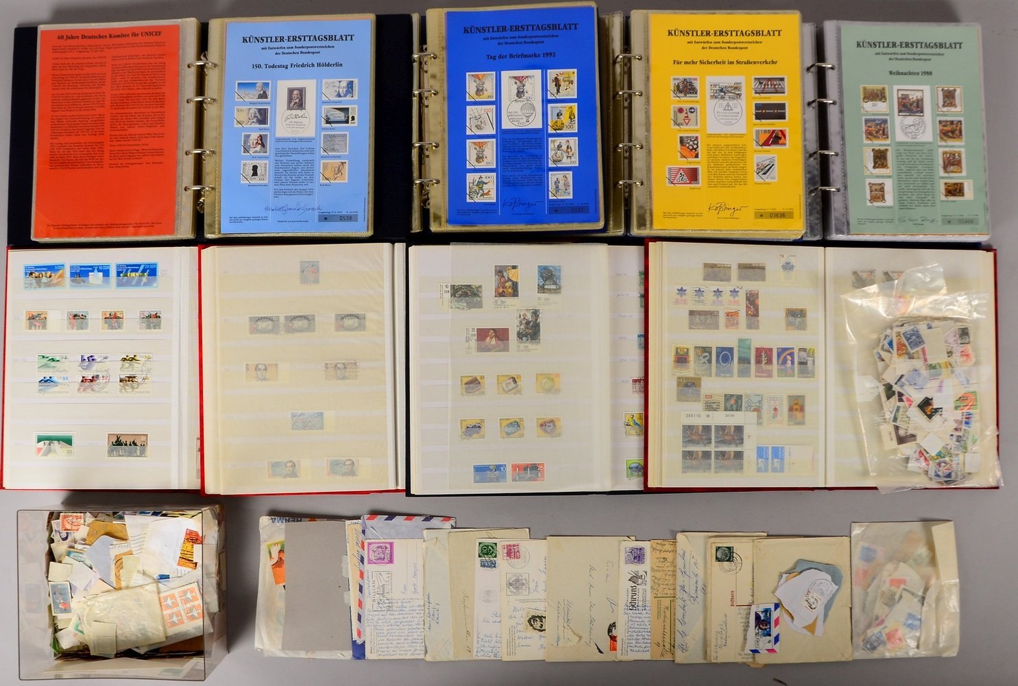 Briefmarkensammlung: 'Deutschland'/'Europa', und 4x Künstler-'Ersttagsblätter'