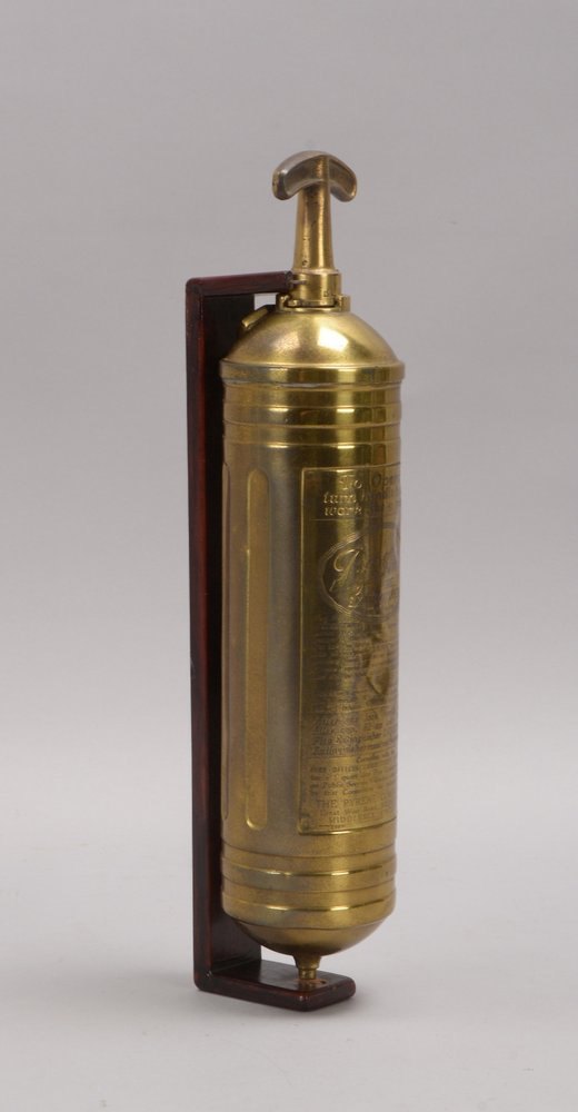 Vintage-Feuerlöscher, 'Pyrene Fire Extinguisher', Messingflasche/Holzstand