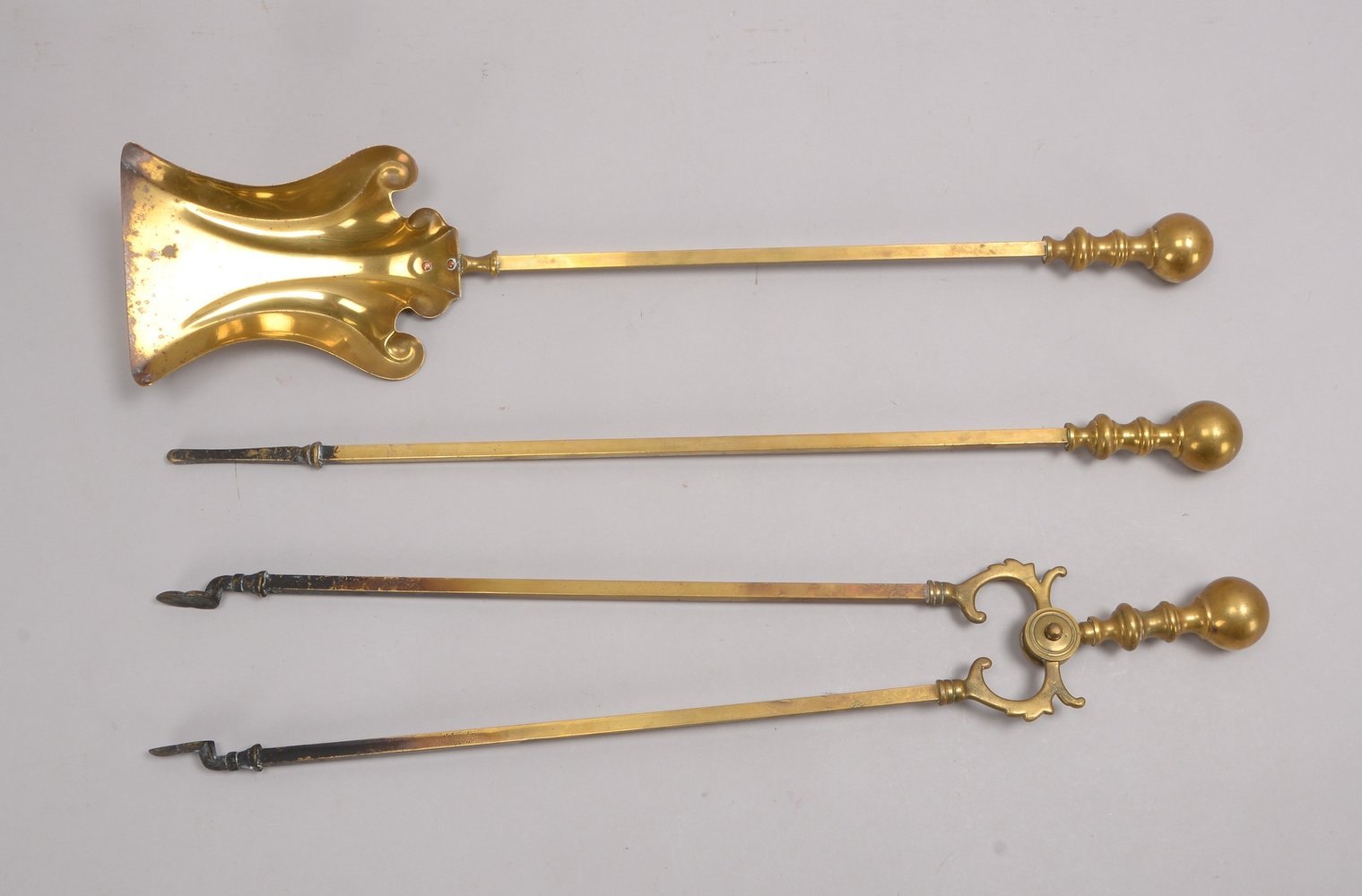 Kaminbesteck, Messing, 3-tlg.: Schaufel, Zange und Feuerhaken; Länge jew. 71 cm