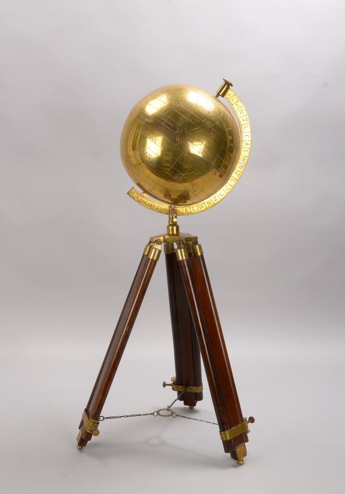 Standglobus, Messing, auf 3-beinigem Holzstand/höhenverstellbar; Ø 28 cm