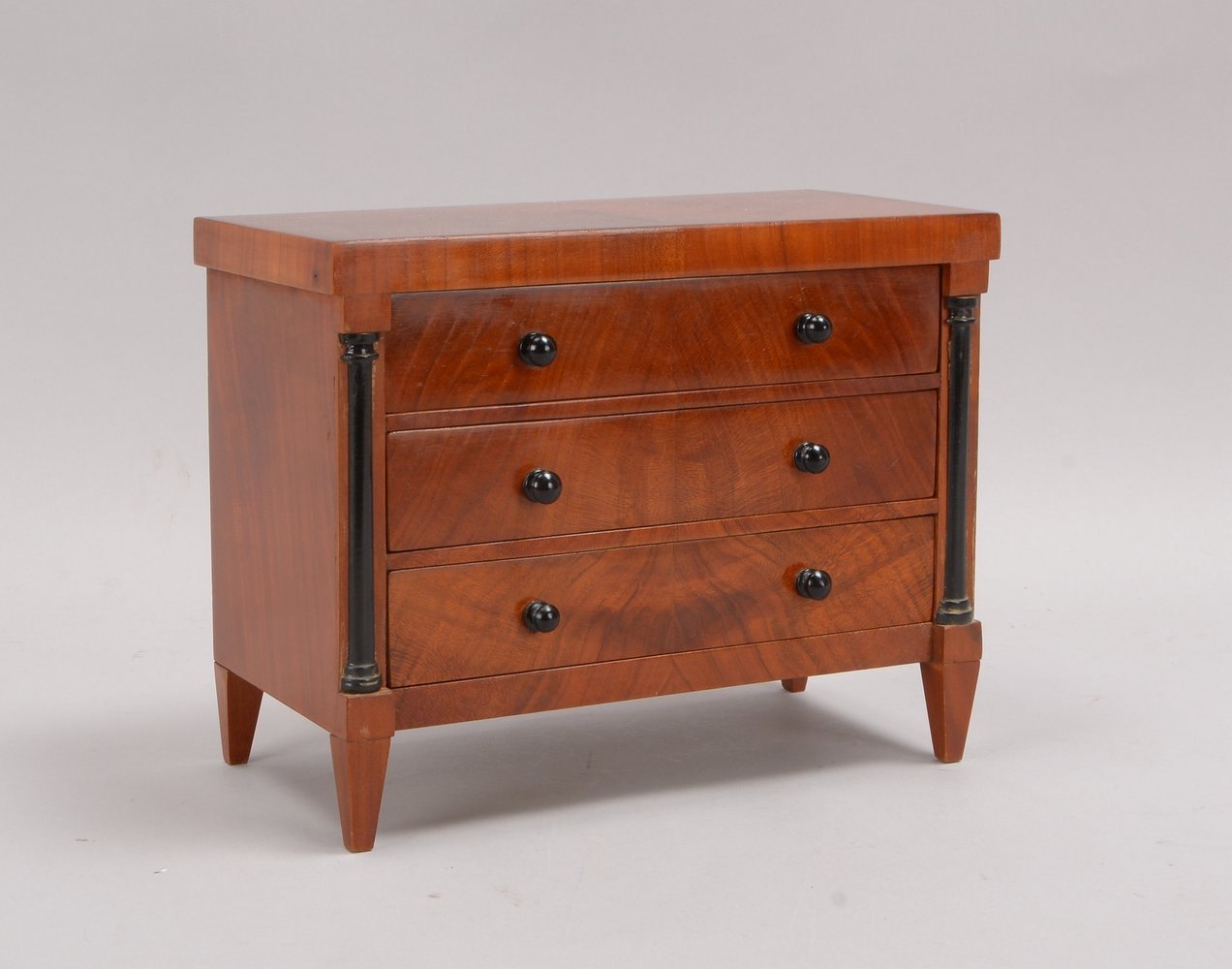 Biedermeier-Modellkommode, 3-schüb., Weichholz furniert/teils schwarz gebeizt