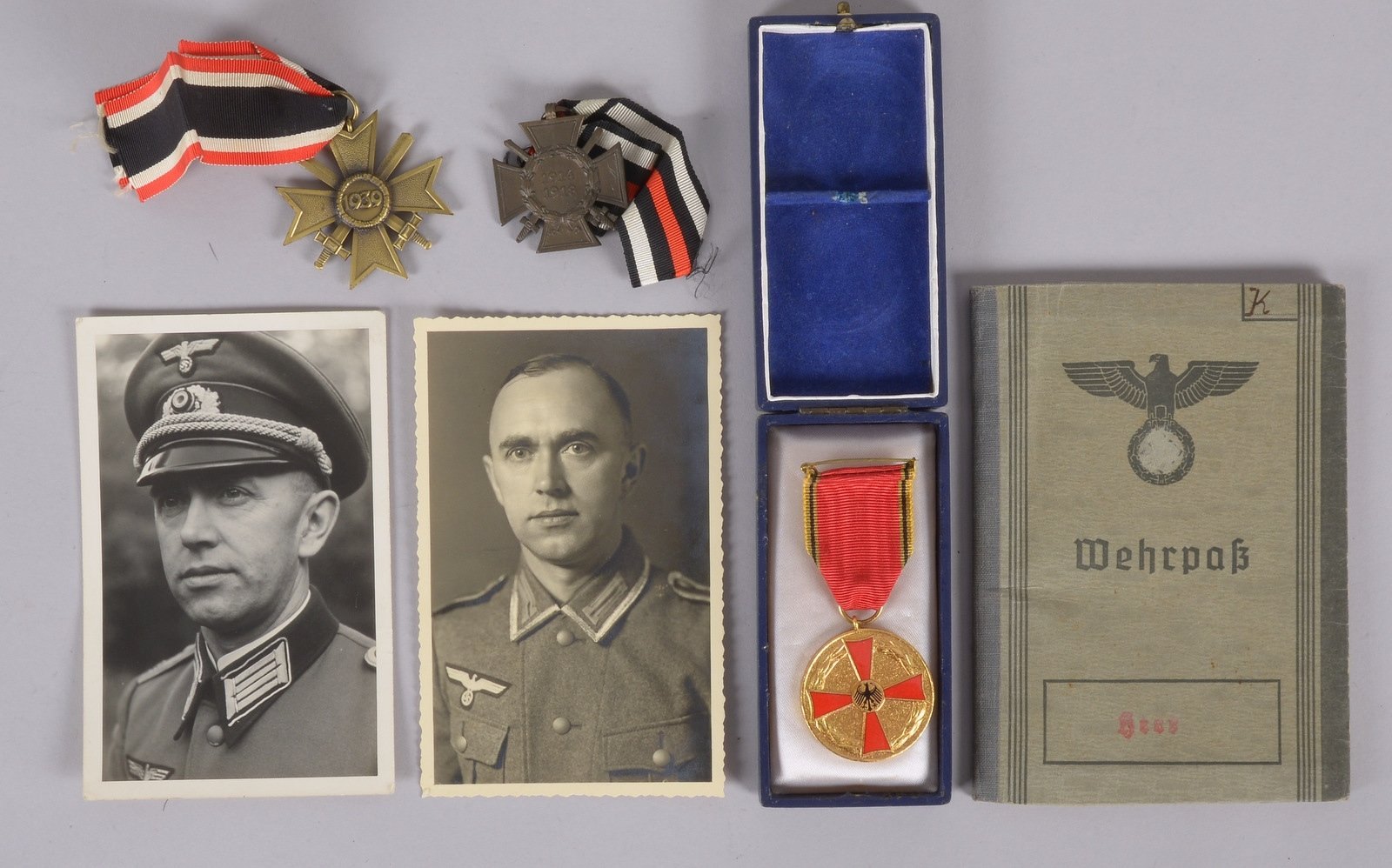 Kl. Militaria-Sammlerkonvolut (I. WK/II. WK): Wehrpass, Ehrenzeichen, u.a.