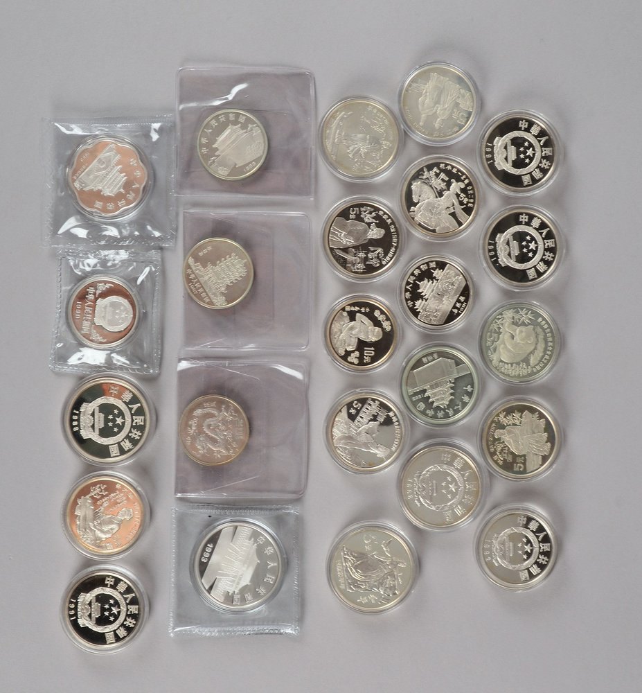 24x Silbermünzen (China): 14x '5 Yuan', und 10x '10 Yuan'; teils in Kapseln