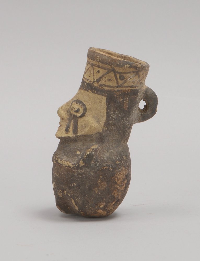 Figürl. Tongefäß (wohl Bodenfund), umlaufend mit schwarzer Bemalung; Höhe 12 cm