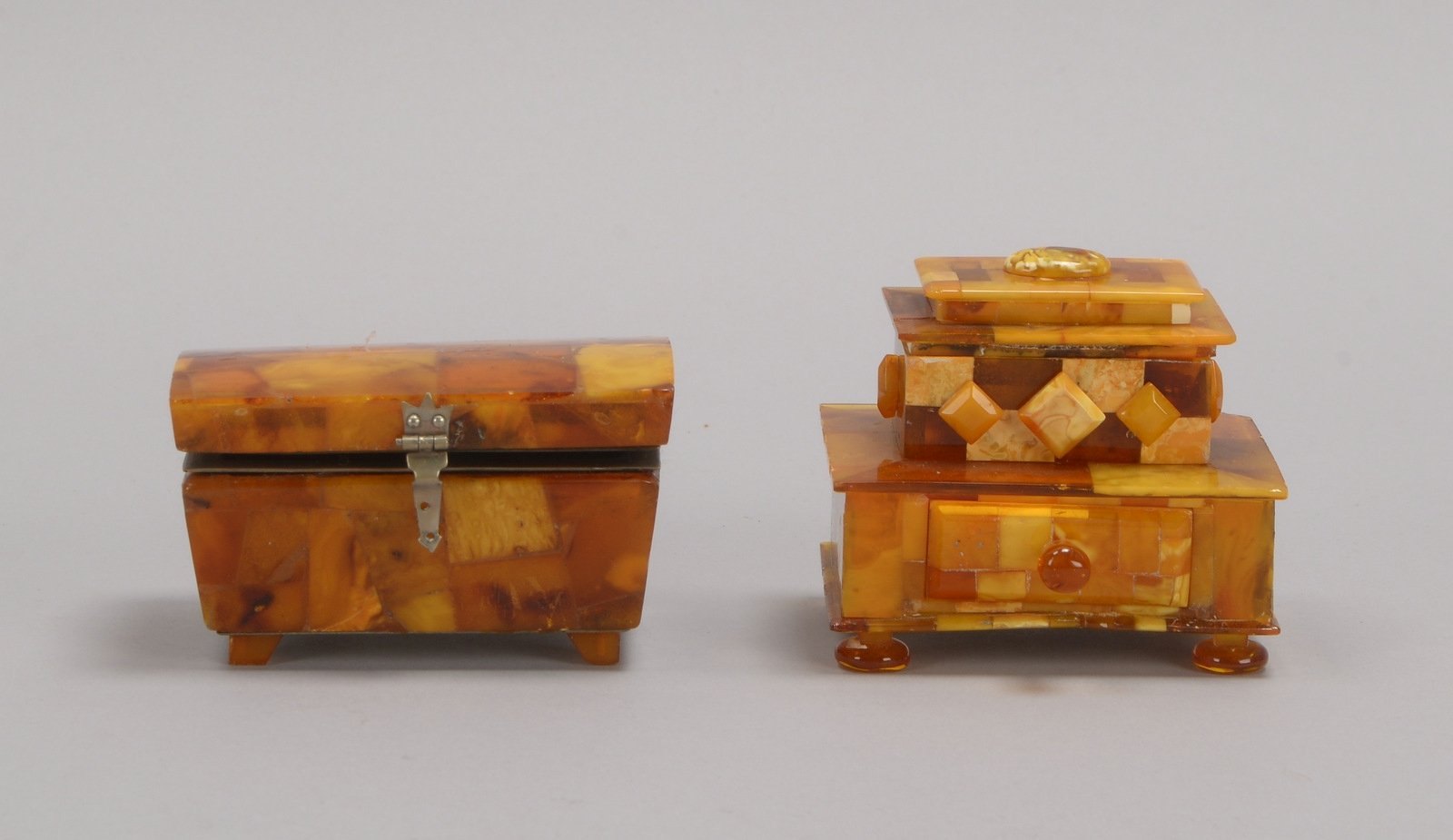 Miniatur-Sekretär/Truhe, Bernstein, mit Samt ausgekleidet; Höhe 7 cm, und Höhe 5 cm