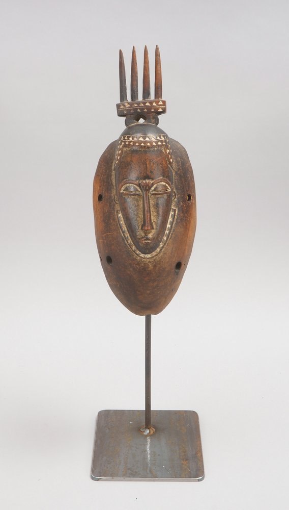 Ritualmaske (Baule, Afrika), Holz, auf Metallstand; Höhe 53 cm
