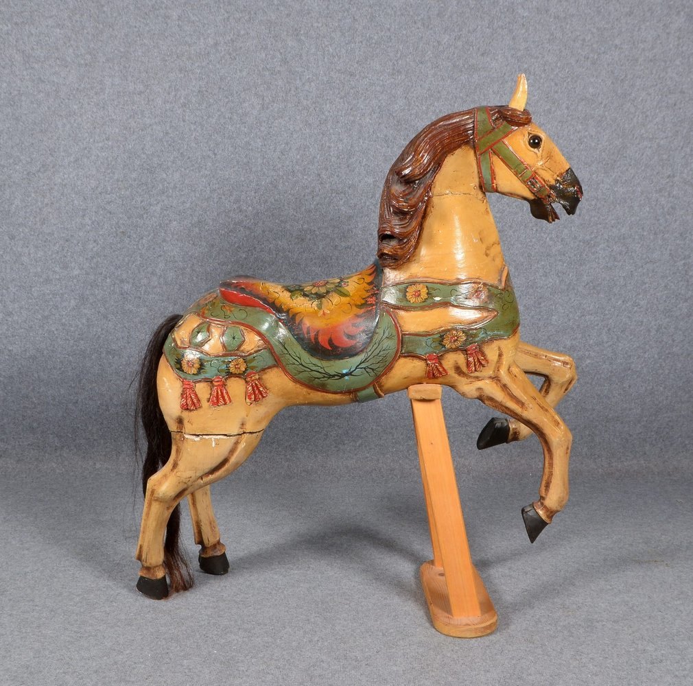 Dekoration, gr. Pferdefigur, Stuck/Holz, farbig gefasst, auf Ständer; Höhe 117 cm
