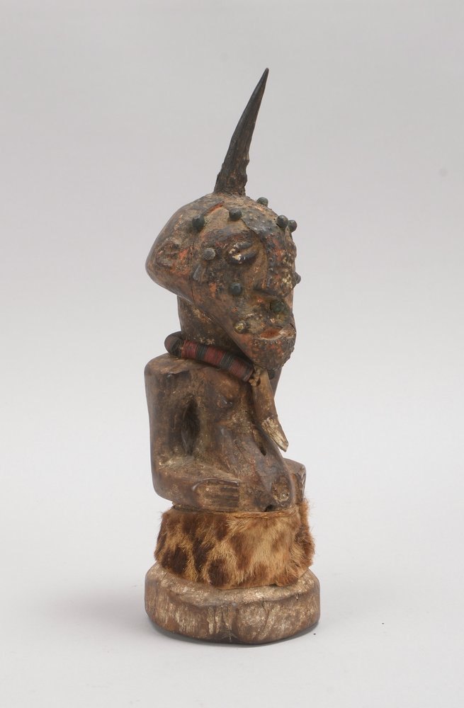 Ritualfigur/Fetischfigur (Songye/Kongo), mit appl. Metall-/Tiermaterialien, auf Sockel