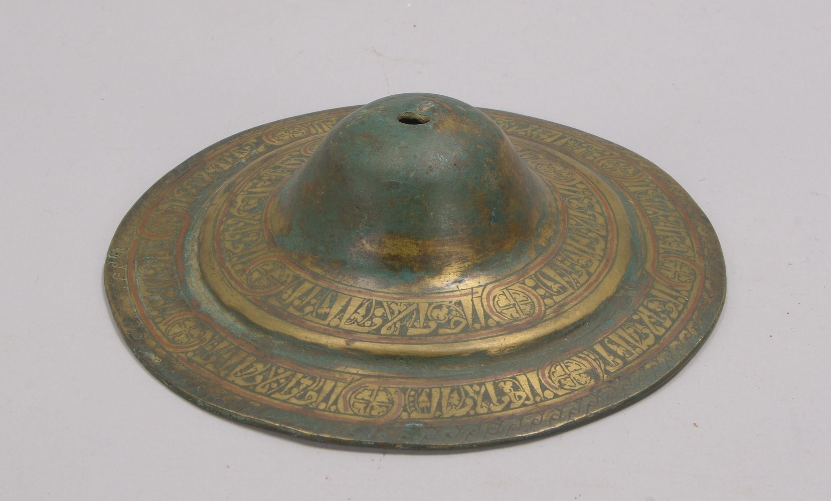 Türglocke (islamisch), runde Scheibe/mittig gewölbt, arab. Inschrift