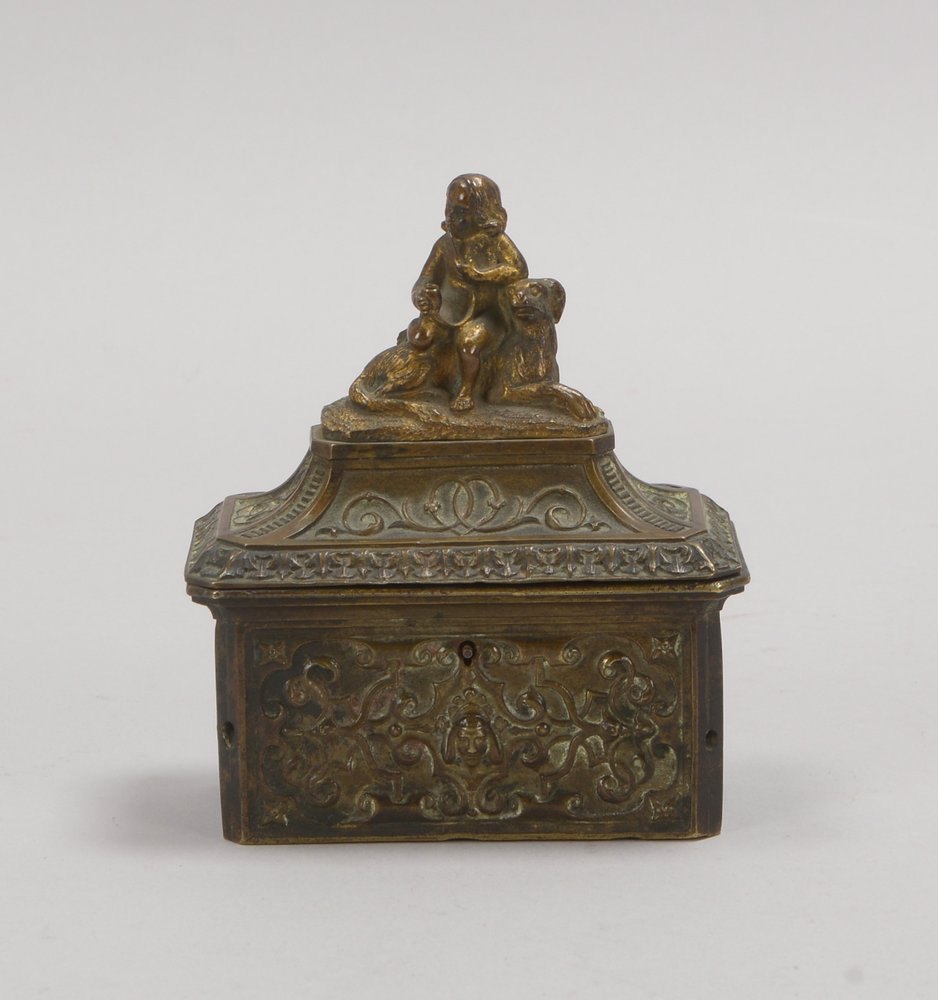 Bronze-Tabakdose (um 1750), Reliefdekor, Deckel mit figürl. Knauf, gemarkt