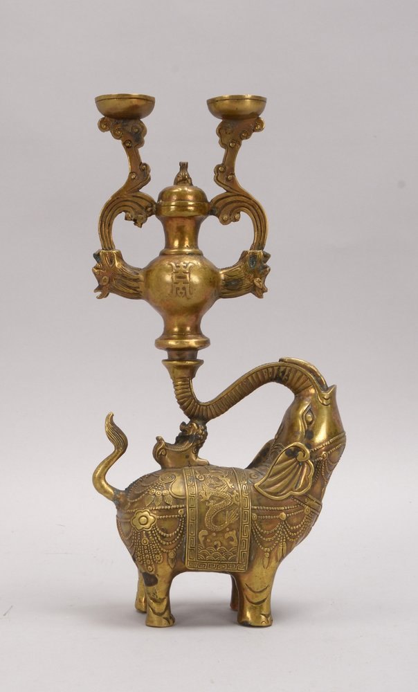 Figürlicher Leuchter (China), Bronze, 2-fl., 'Elefant', mit Reliefdekor/chin. Schrift