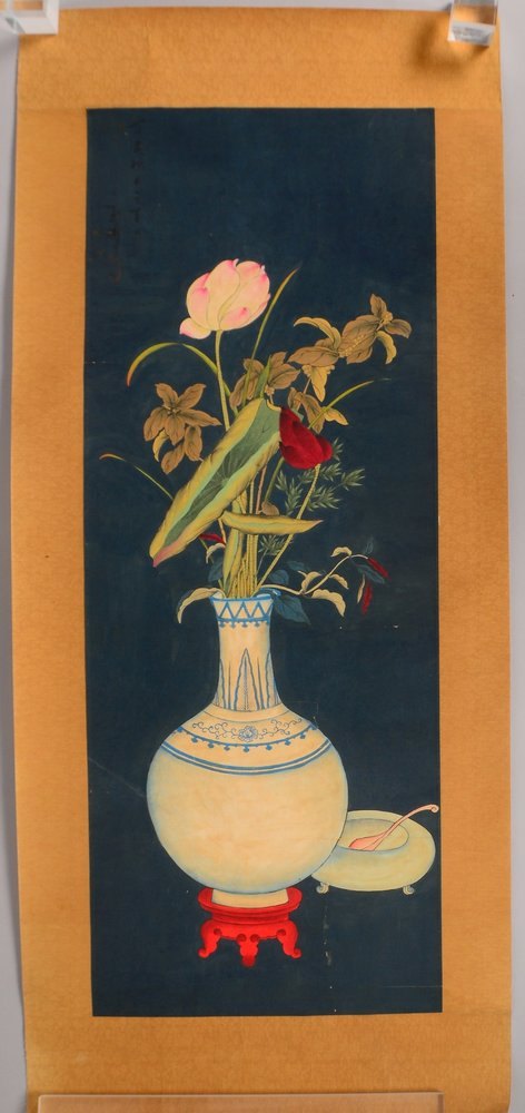 Rollbild (China), 'Lotusblume in Vase'; Tusche/Papier, sign.; Maße 152,5 x 66,5 cm
