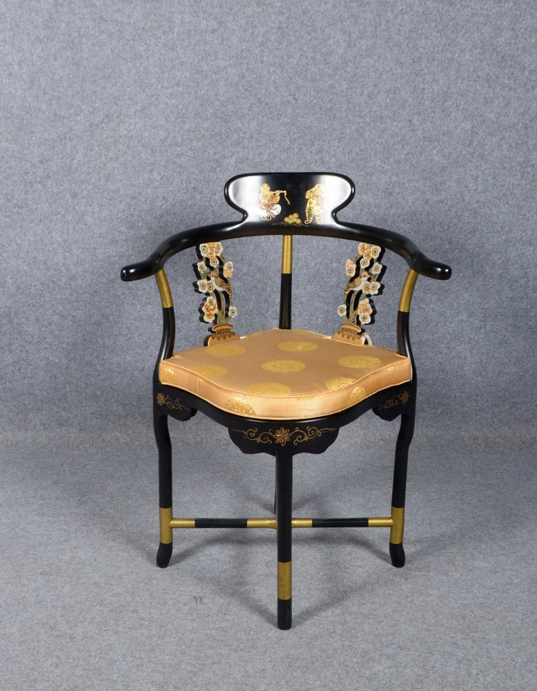 Eckstuhl (China), Schwarzlack/polychrome Bemalung, mit Sitzkissen