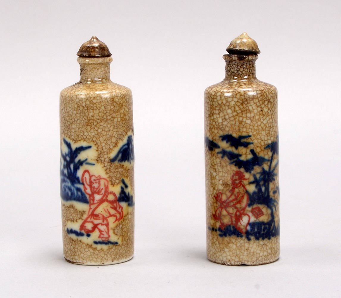Paar Snuffbottles (China), Porzellan, Bemalung in Blau-Rot/mit Craquelé