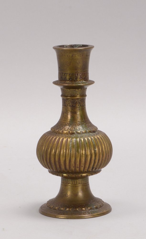 Bronzevase (Indien), umlaufend mit Reliefdekor; Höhe 19 cm