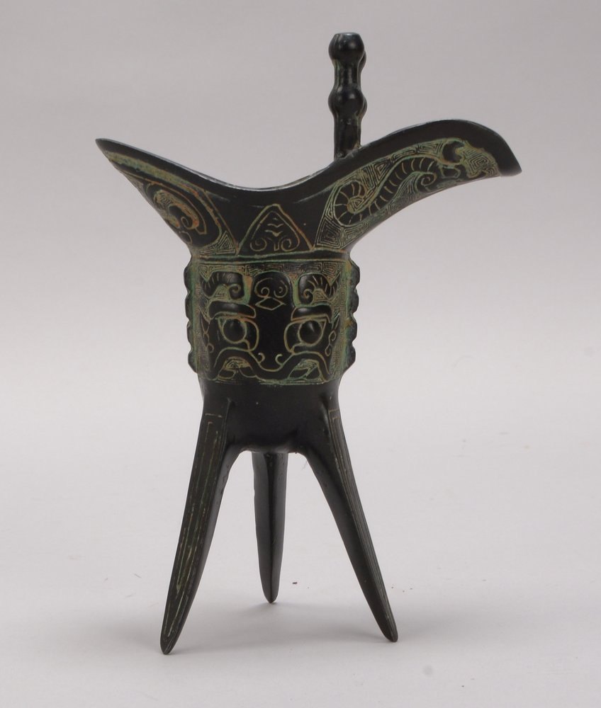 Weingefäß (China, in Jue-Art), Bronze-Kelch auf Dreifuß, mit Reliefdekor
