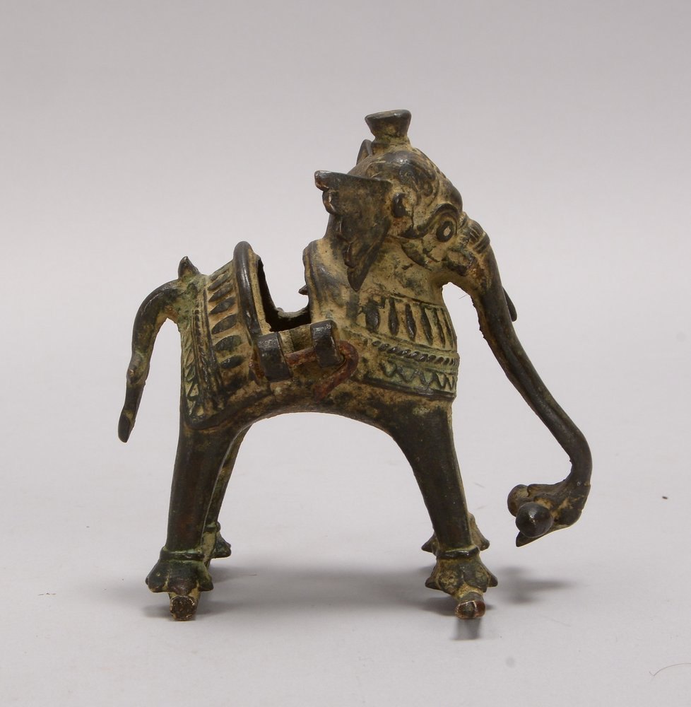 Bronzefigur (China), 'Elefant', teils ornamental reliefiert, Rückenöffnung ohne Deckel