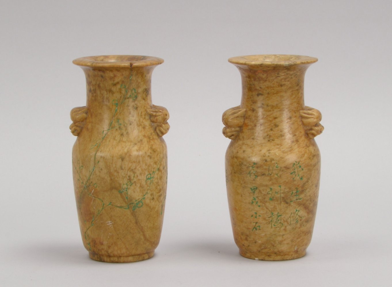 Paar Vasen (Japan, alt), Stein(?), Schriftzeichen-/florale Gravuren, in Grün gefüllt
