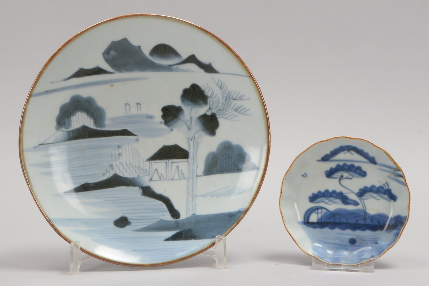2 Keramikteller (Japan), alt, blaue Unterglasurmalerei ('Landschaftsmotive')