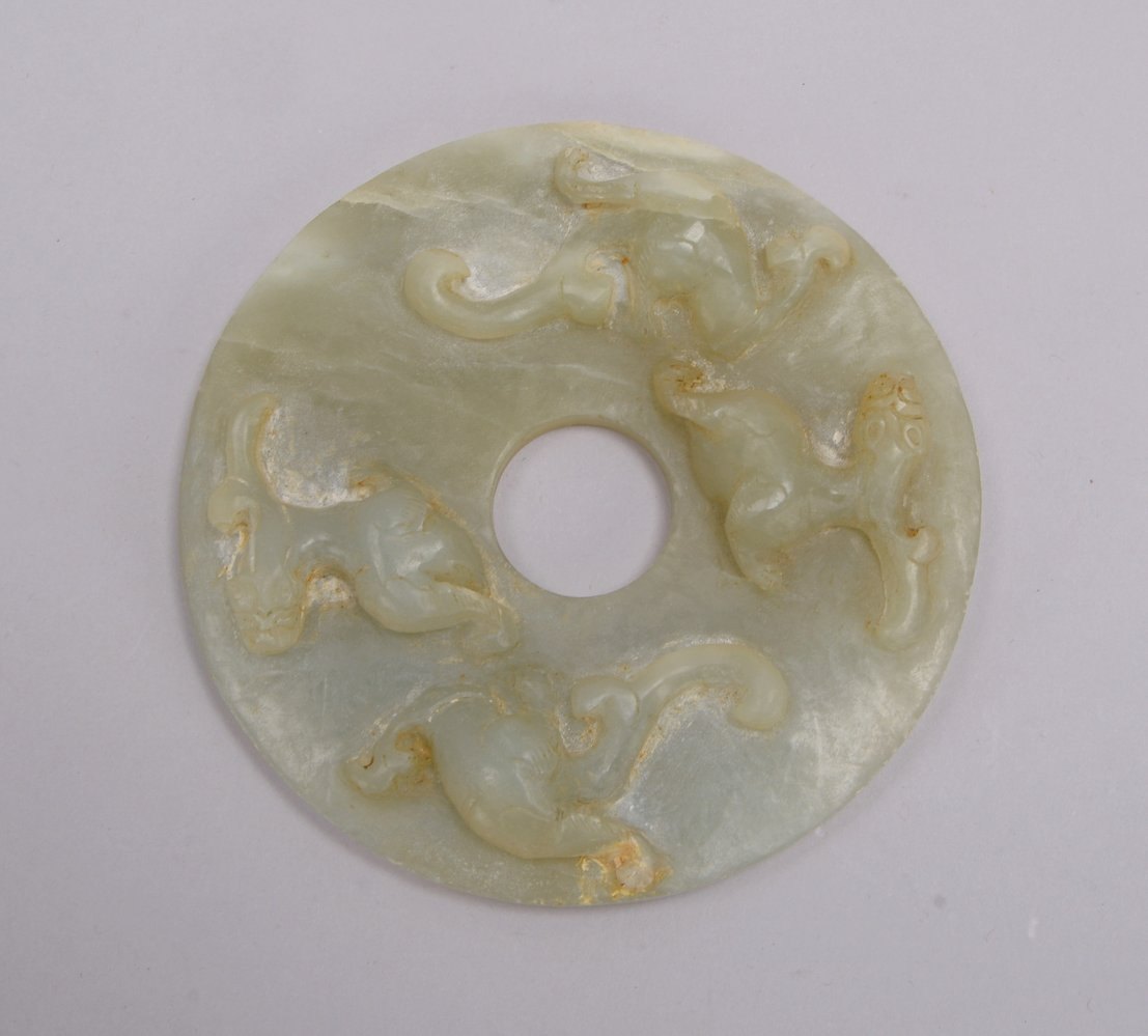 Jade-Scheibe (China), antik, mit figürl. Schnitzerei ('Drachenmotiv'); Ø 11,3 cm