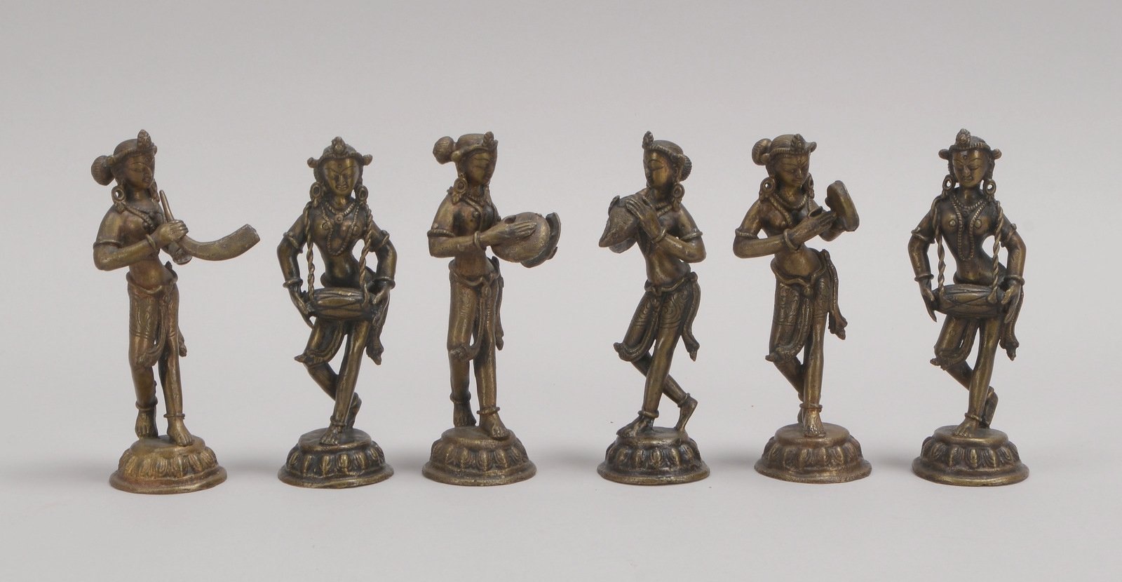 Kl. Figurenensemble (Indien), Bronze, 6x 'Musiker', Figuren auf Holzstand