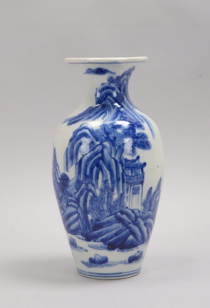 Porz.-Vase (Japan, 20. Jh.), Unterglasurmalerei in Blau ('Landschaftsmotiv')