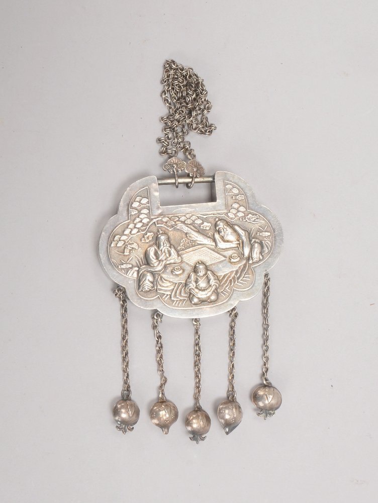 Kette mit Anhänger (China), Silber (gest.), mit 'Schriftzeichen'/'Tischszene'