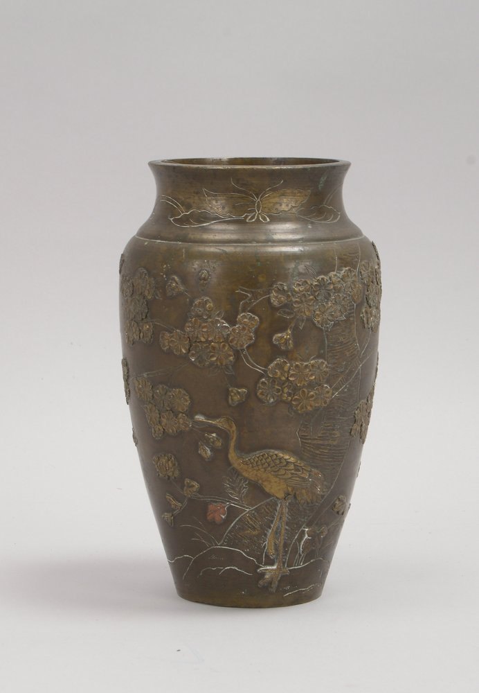 Bronzevase (Japan), mit Reliefdekor, 'Reiher in Landschaft'; Höhe 24 cm