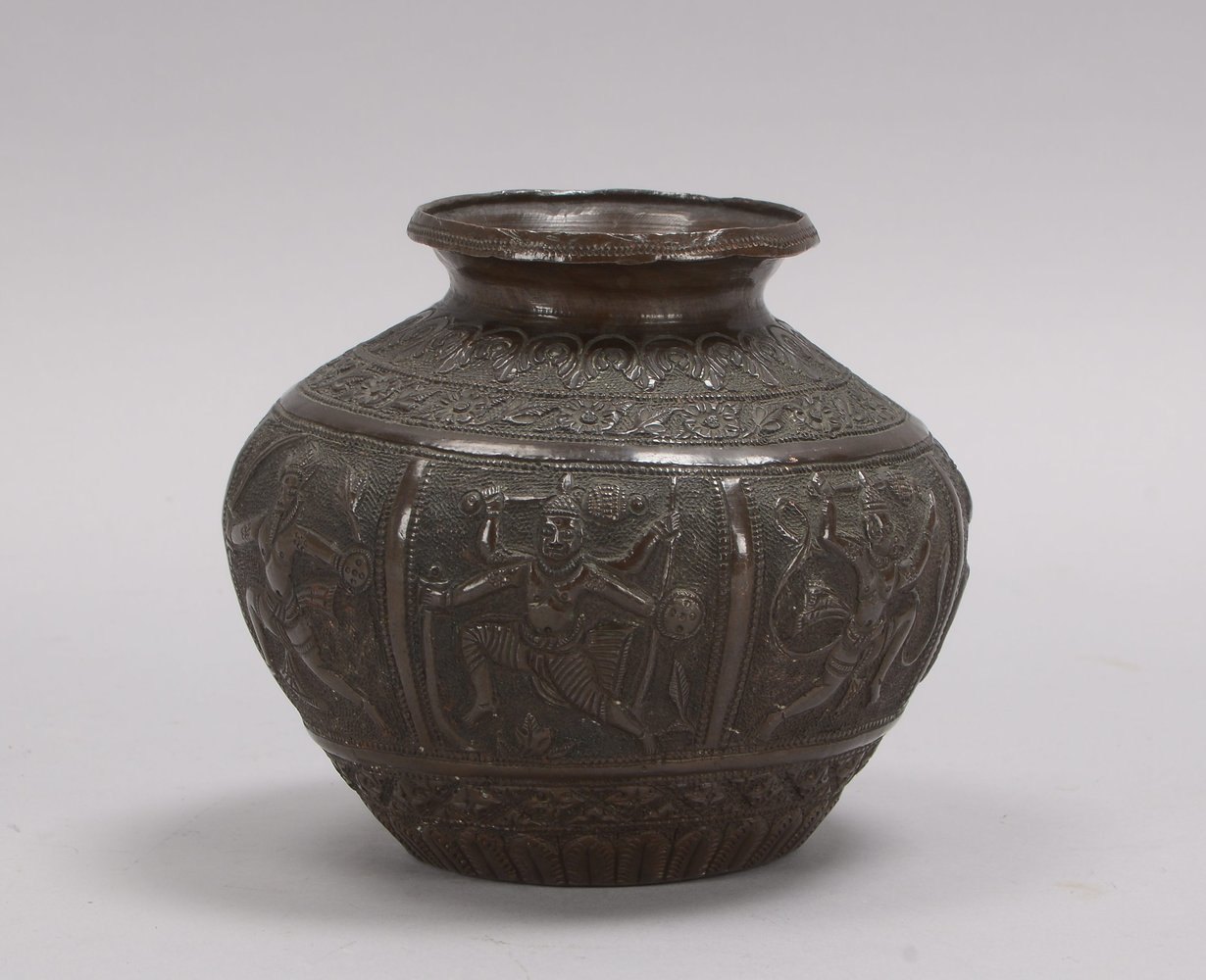 Bronzevase (Indien), Korpus umlaufend mit buddhistischen Szenen; Höhe 12 cm