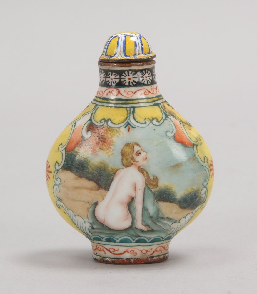 Snuffbottle (China), Emaille, mit Bemalung ('Halbakte'), im Boden sign.; Höhe 6,3 cm