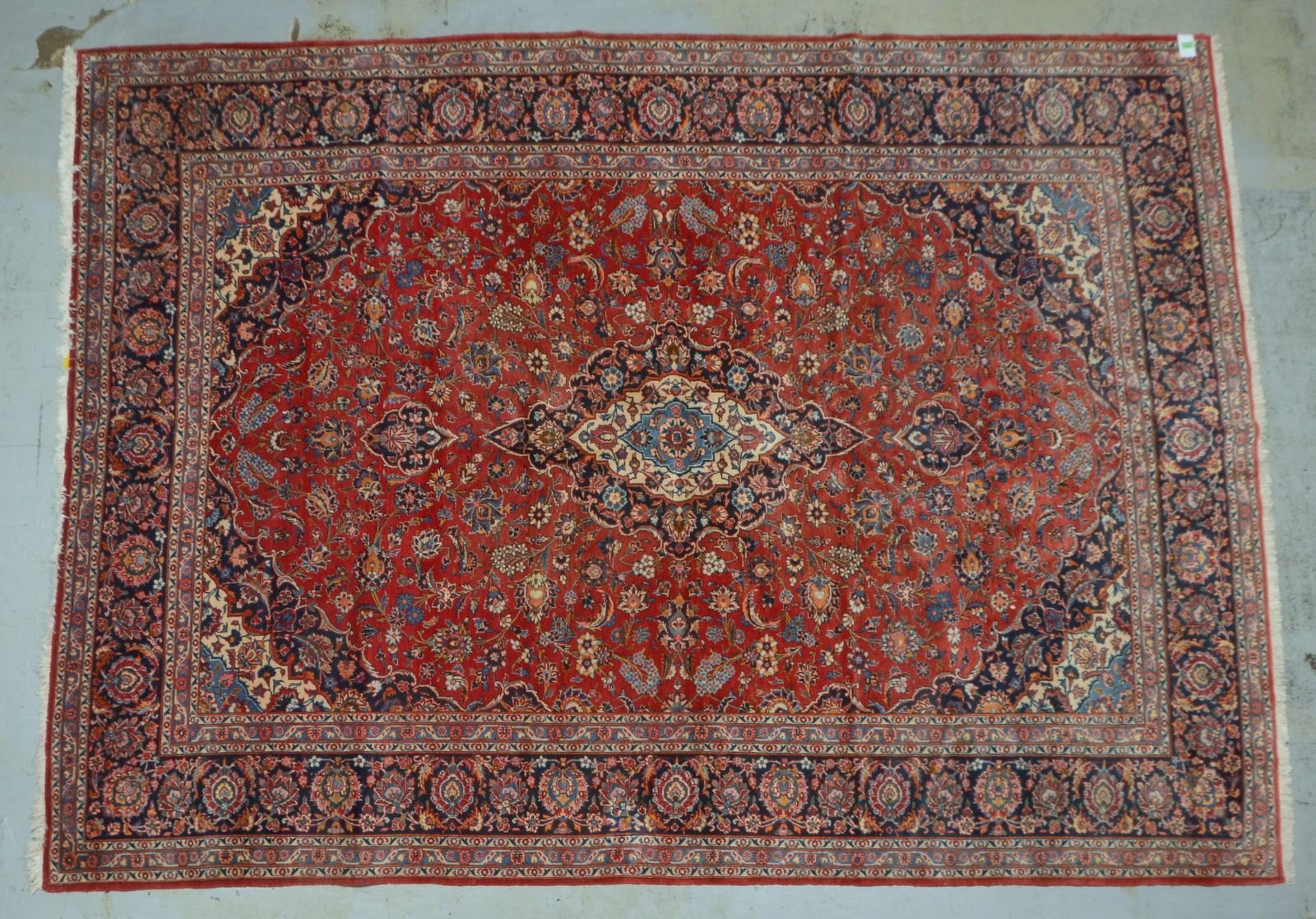Keshan, mittelfeine Knüpfung, ringsum komplett, guter Zustand; Maße 365 x 270 cm