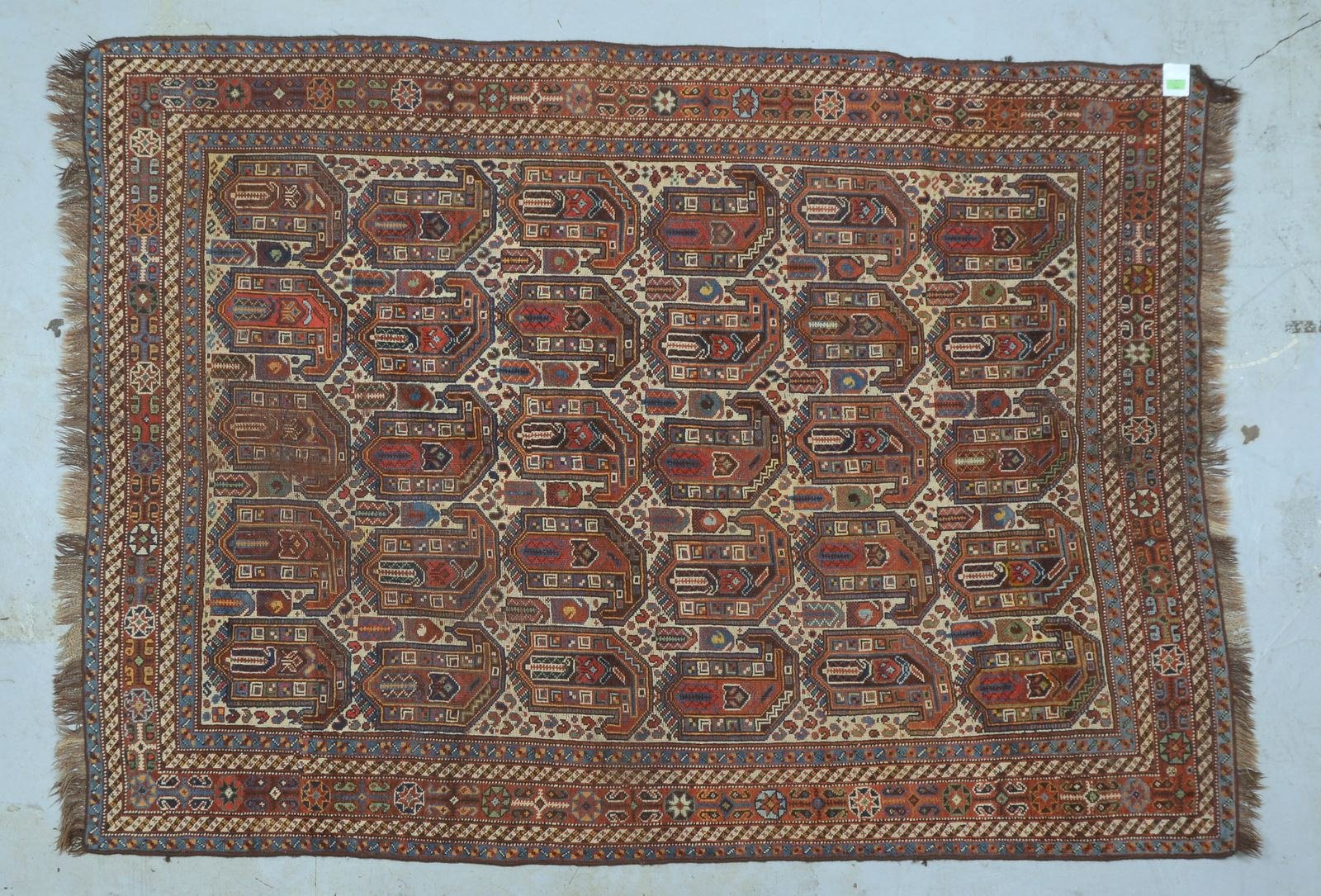 Antiker Orientteppich, mit gr. grafischen Botehs durchgemustert; Maße 220 x 161 cm