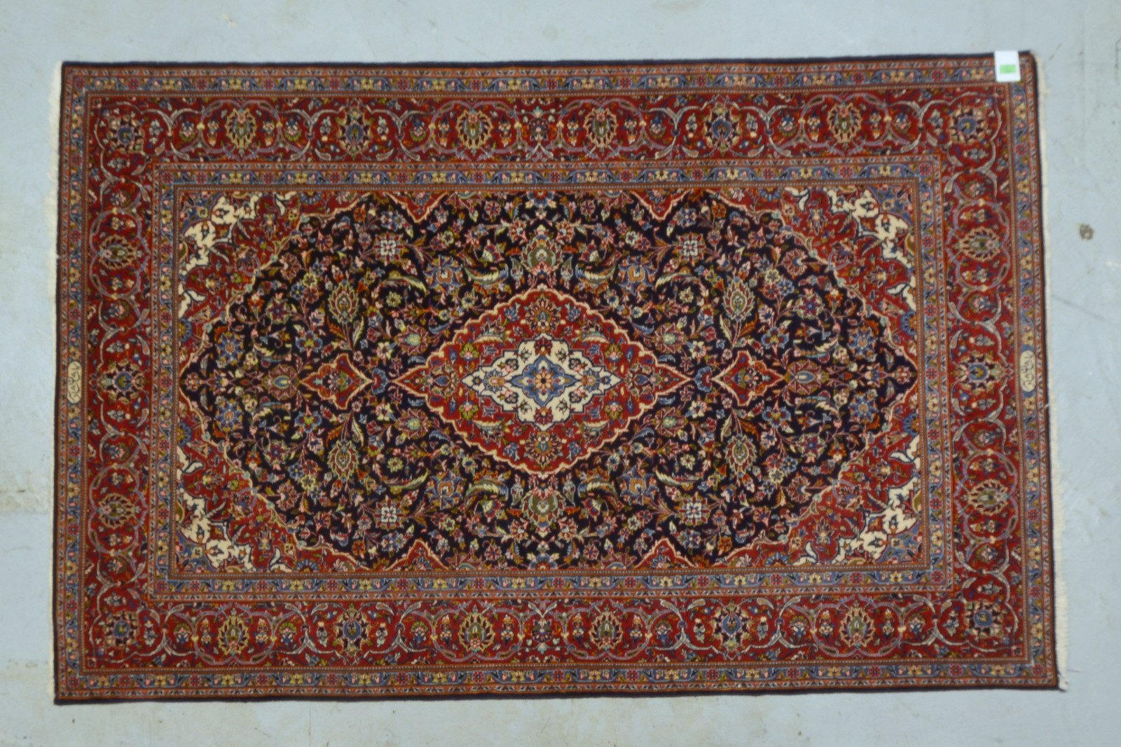 Keshan, mittelfeine Knüpfung, signiert, Flor in gutem Zustand; Maße 215 x 139 cm