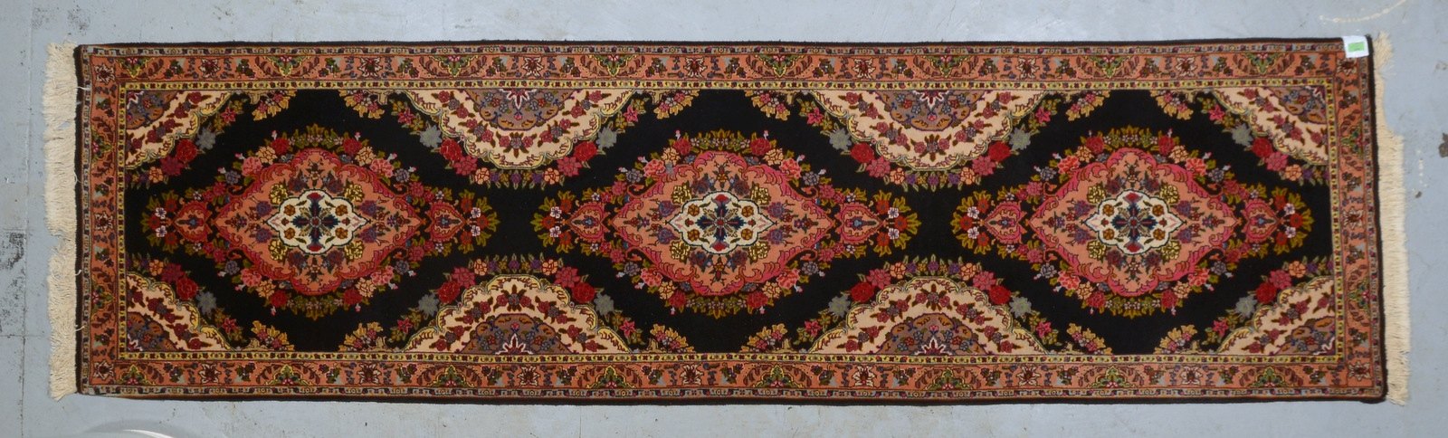 Orientgalerie, mittelfeine Knüpfung, Flor in gutem Zustand; Maße 310 x 85 cm