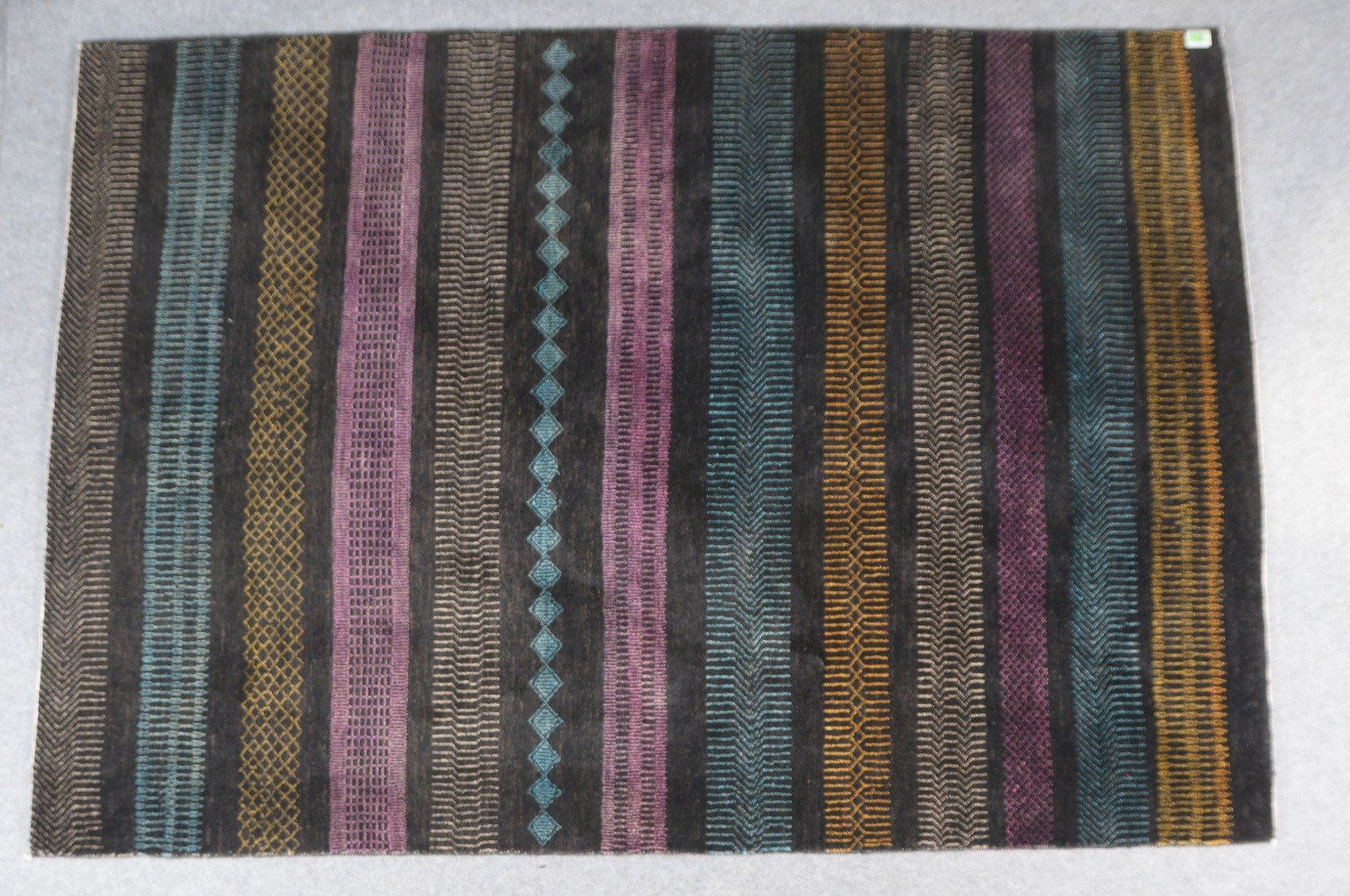 Designerteppich, Aatish-Design, schwarzer Fond/farb. Musterstreifen - guter Zust.