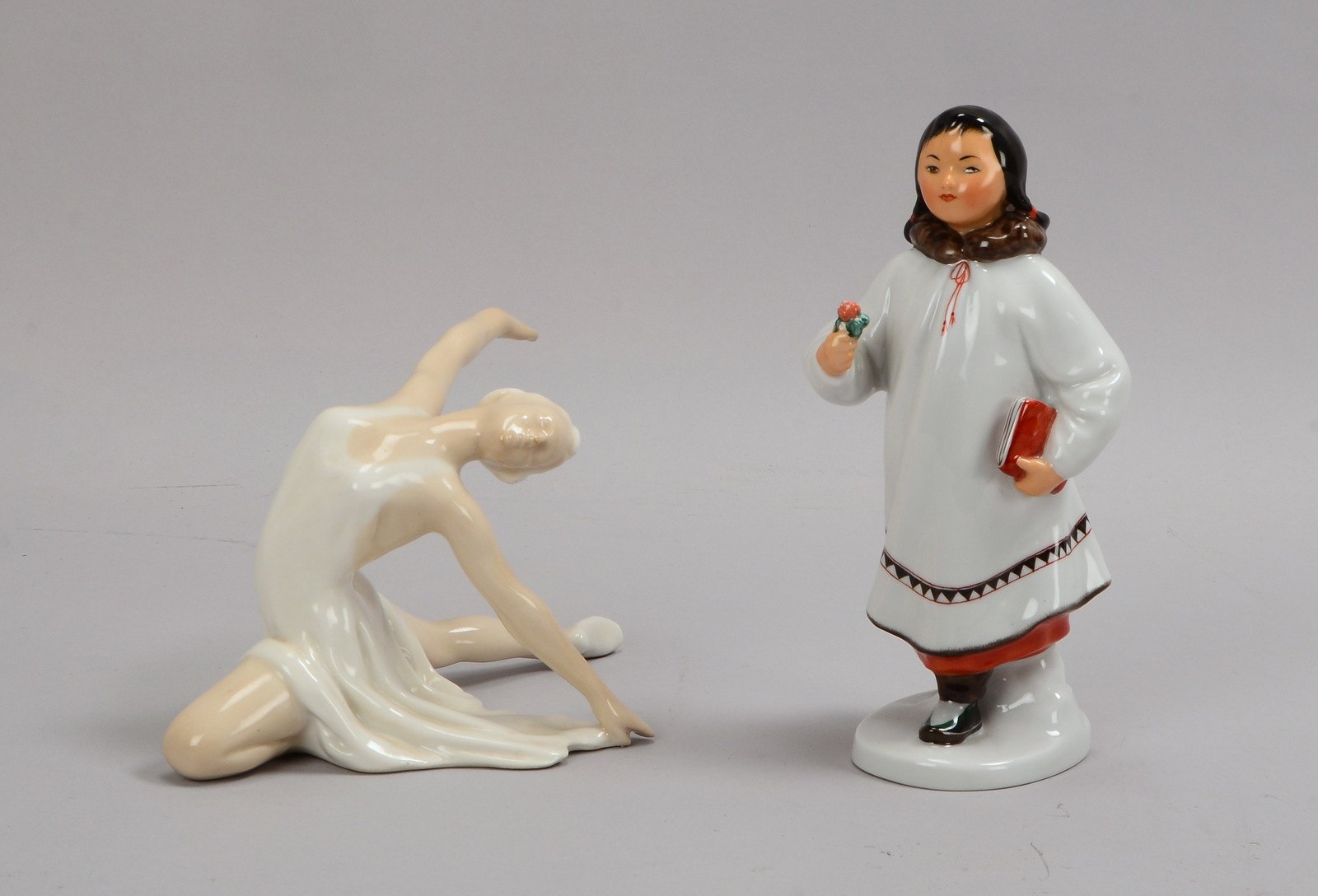 2 Porzellanfiguren: 'Eskimomädchen', Höhe 20 cm; und 'Ballerina', Höhe 12 cm