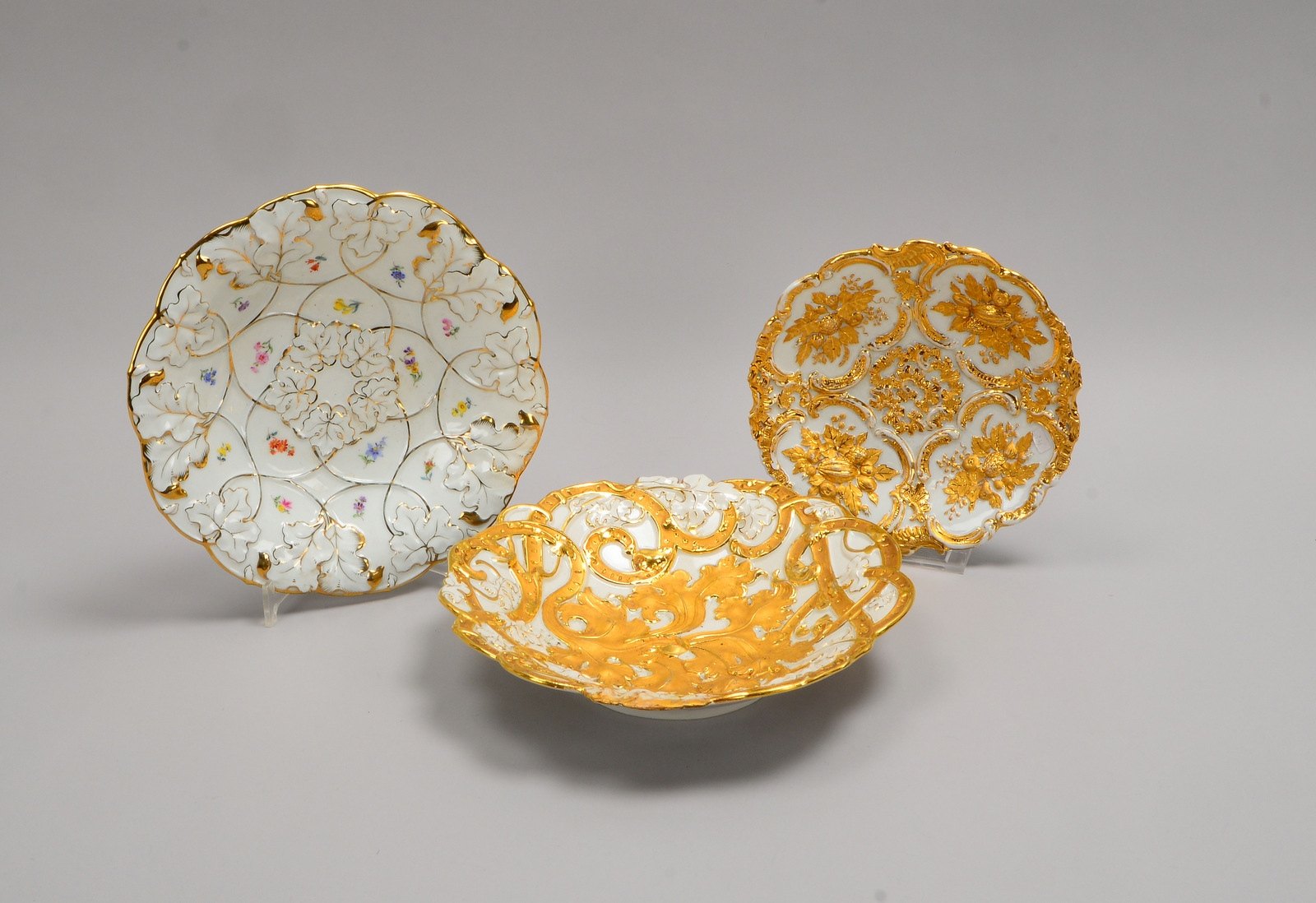 Meissen, 3 Prunkteller, Reliefdekor, polychrom/goldstaffiert: 2x I. Wahl, 1x 2-gestr.