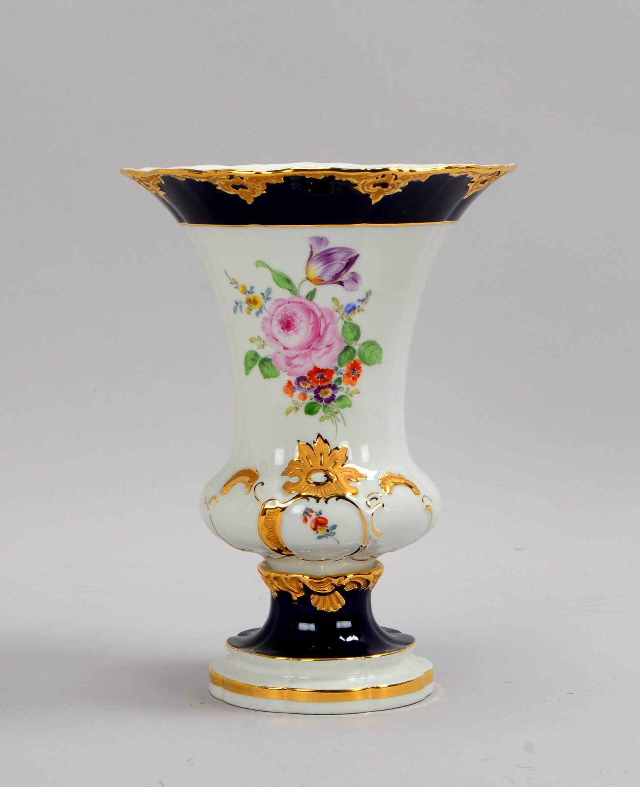 Meissen, Porzellanvase, 'B-Form', Entw.: E.A. Leuteritz, mit Dekor und Rocaillen/verg.