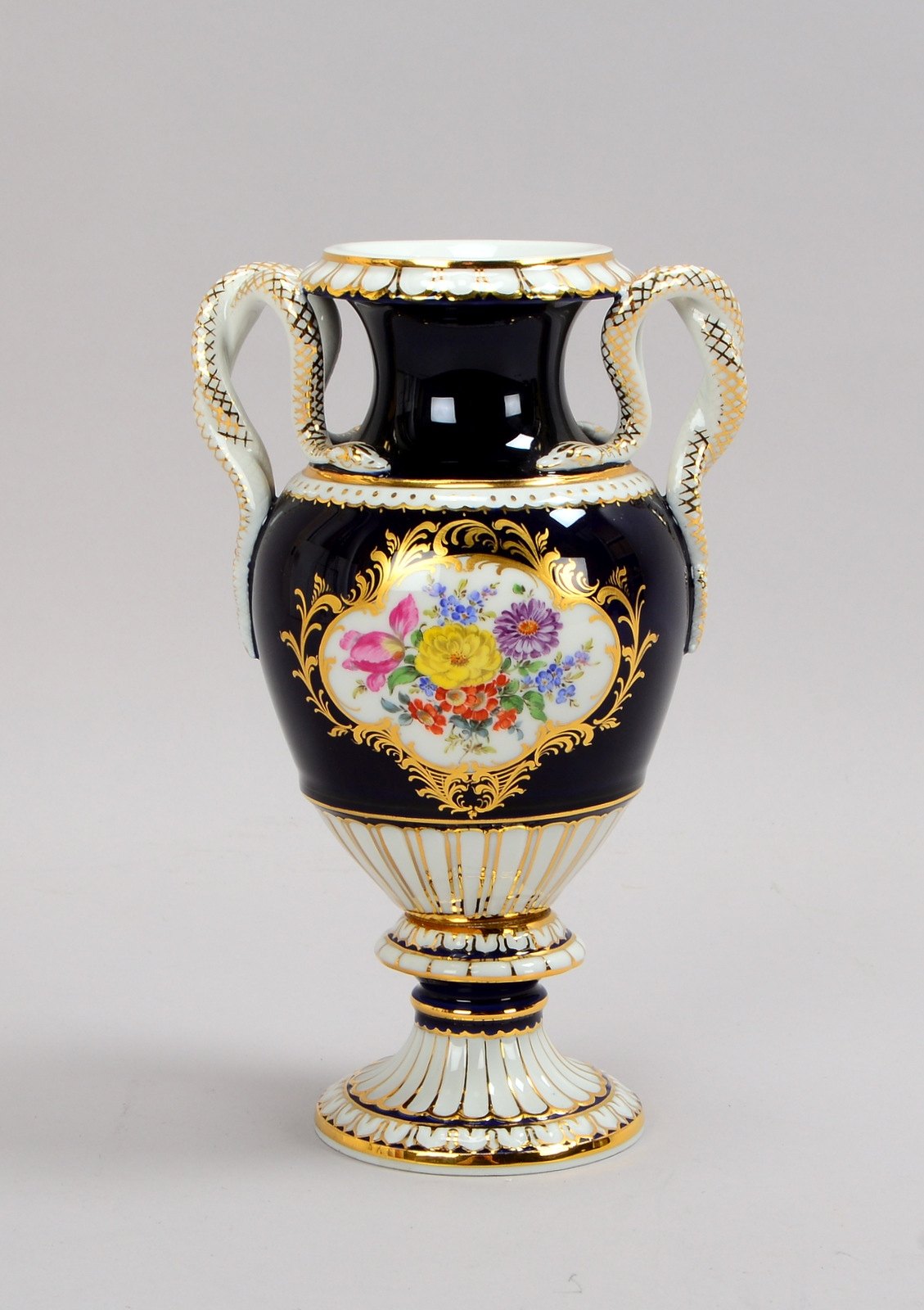 Meissen, Henkelvase, 'Blumenbouquet'/Gold auf Kobaltblau, 2x Schlangenhenkel