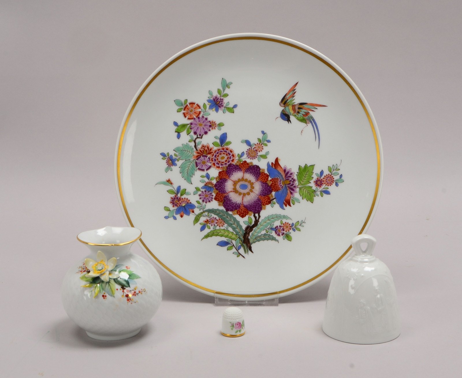 Meissen, kl. Porzellankonvolut, 4 Teile: Wandteller, Vase, Tischglocke, und Fingerhut
