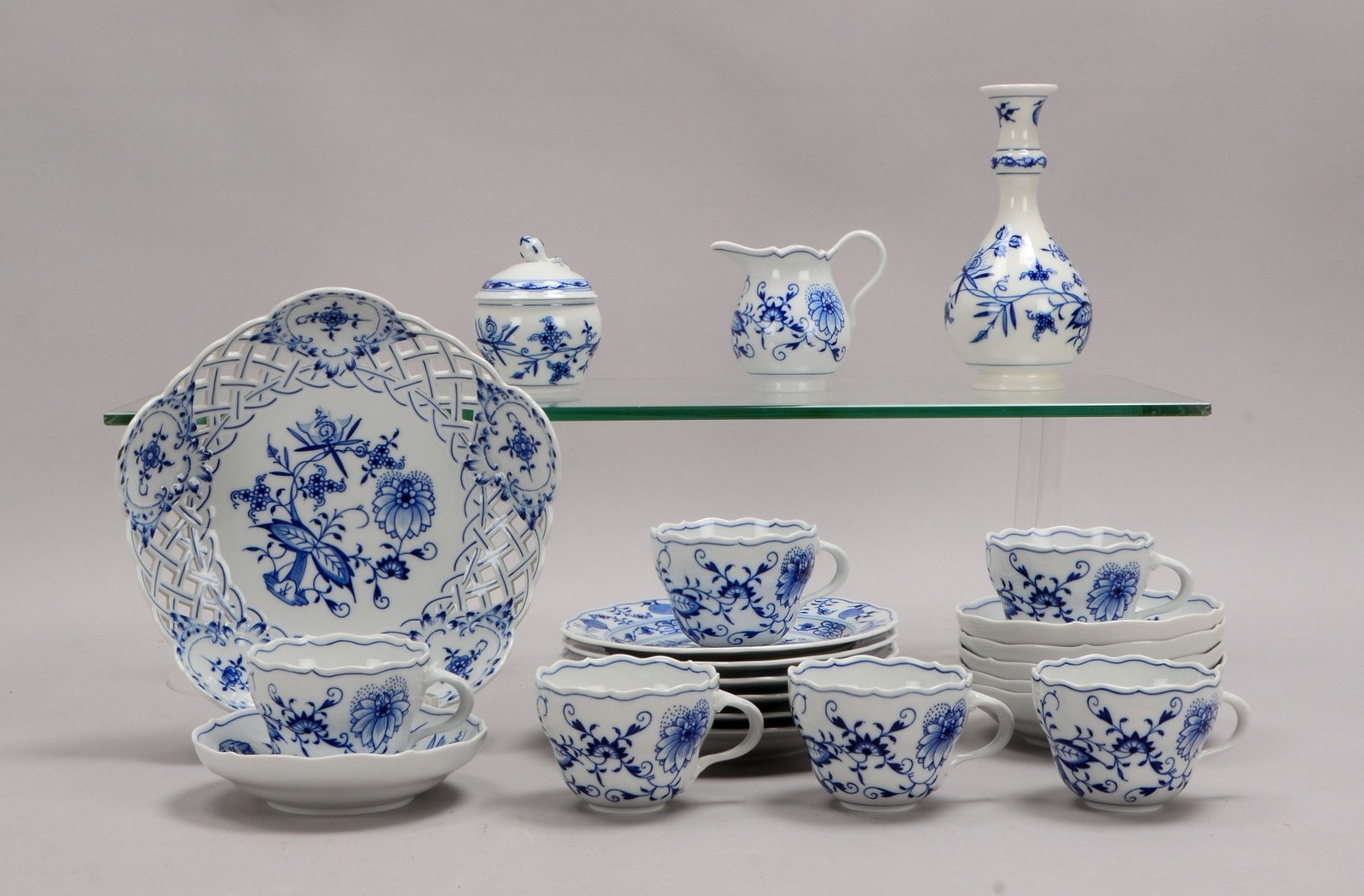 Meissen, kl. Tischporzellan-Konvolut, Dekor 'Zwiebelmuster', Diverses
