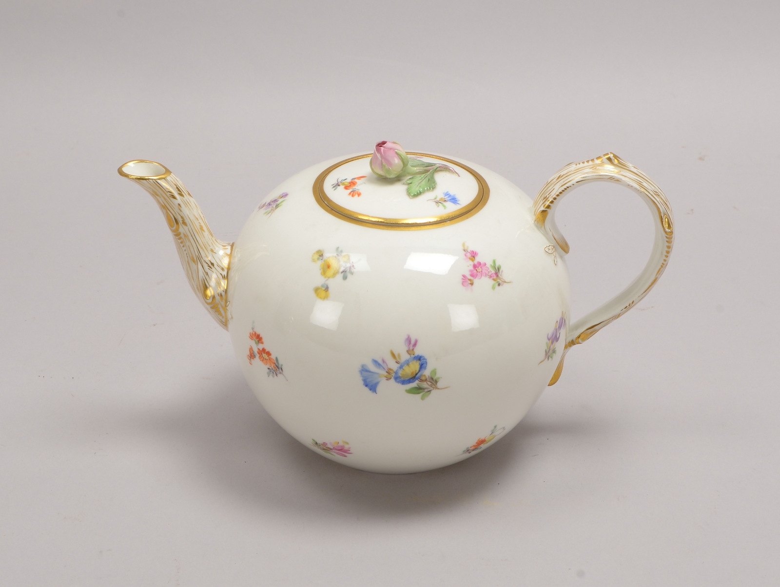 Meissen (Knaufzeit), Teekanne, Dekor 'Streublümchen', mit Goldrand; Höhe 14,5 cm