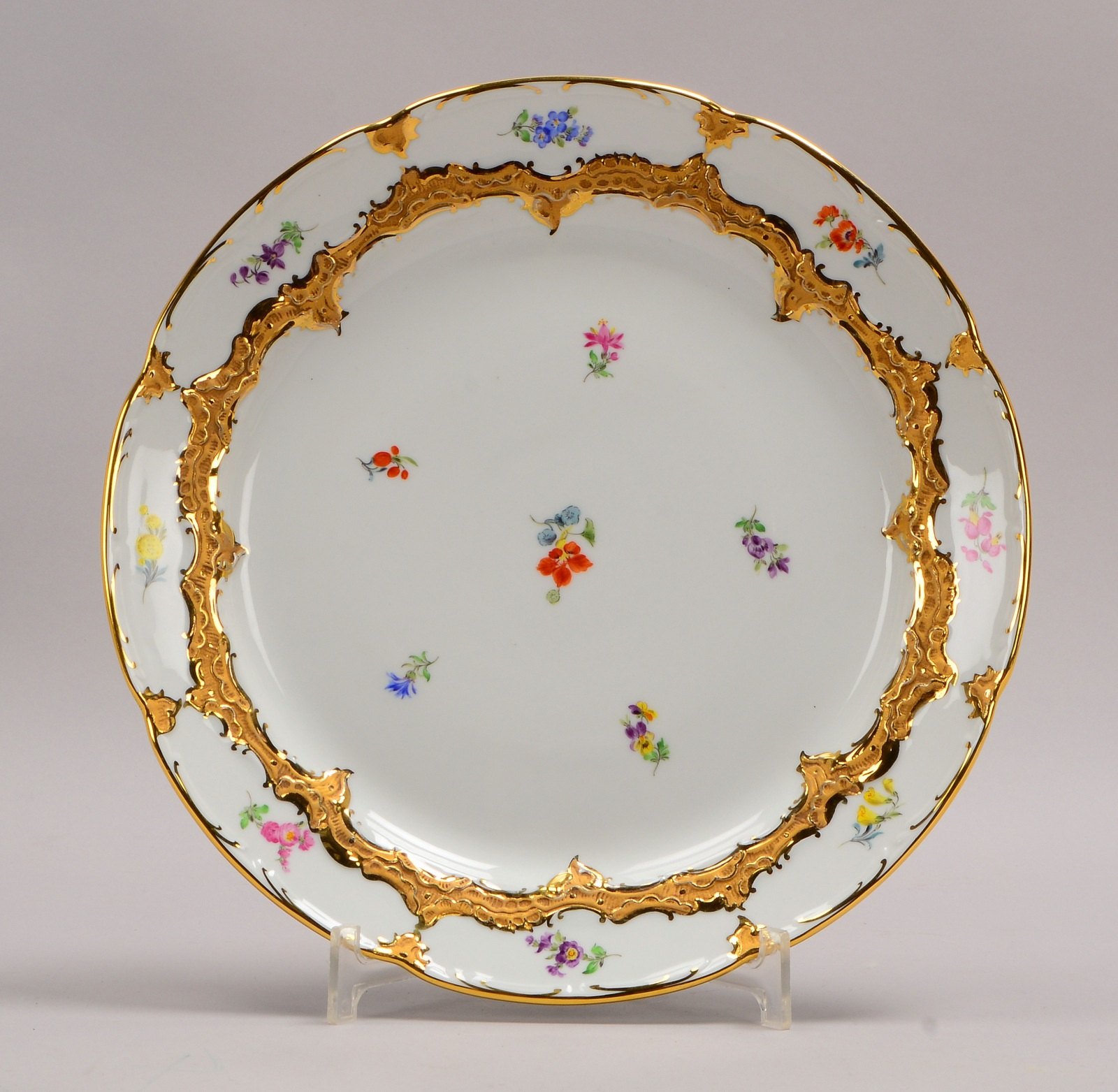 Meissen, Porz.-Teller, 'B-Form', Entw.: E.A. Leuteritz, 'Streublümchen', Rocaillen/verg.